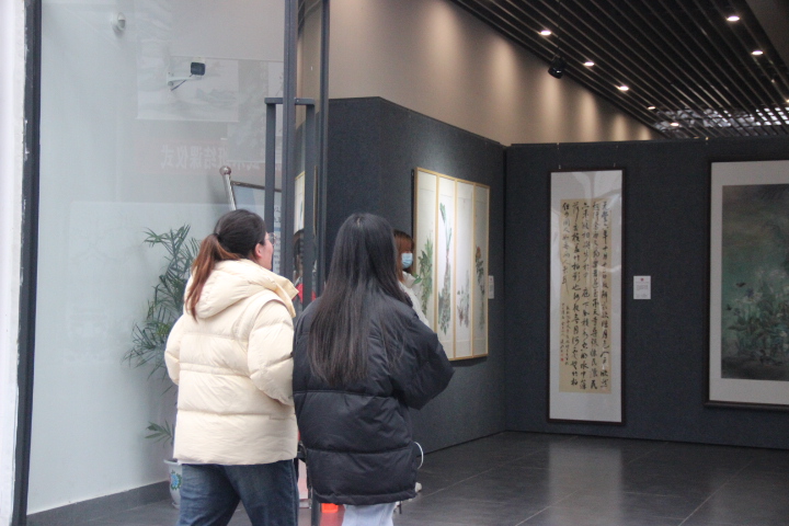 内江师范学院“校园文明大学习、大讨论、大落实主题美术·书法·摄影作品展”在中华传统书画文化研究院展厅开展-内江师范学院张大千美术学院