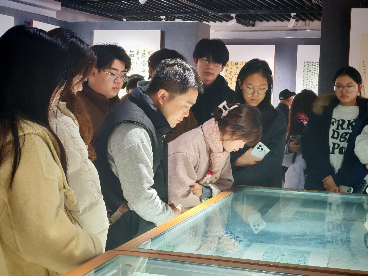 内江师范学院书法协会开展书法展览主题观摩活动-内江师范学院张大千美术学院