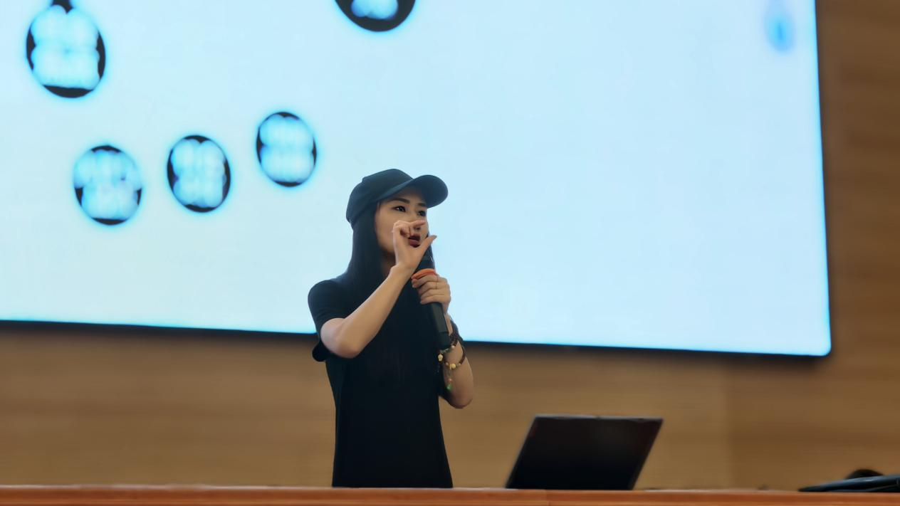 杨琳博士作“视觉传达设计认知与规划”专题学术讲座-内江师范学院张大千美术学院